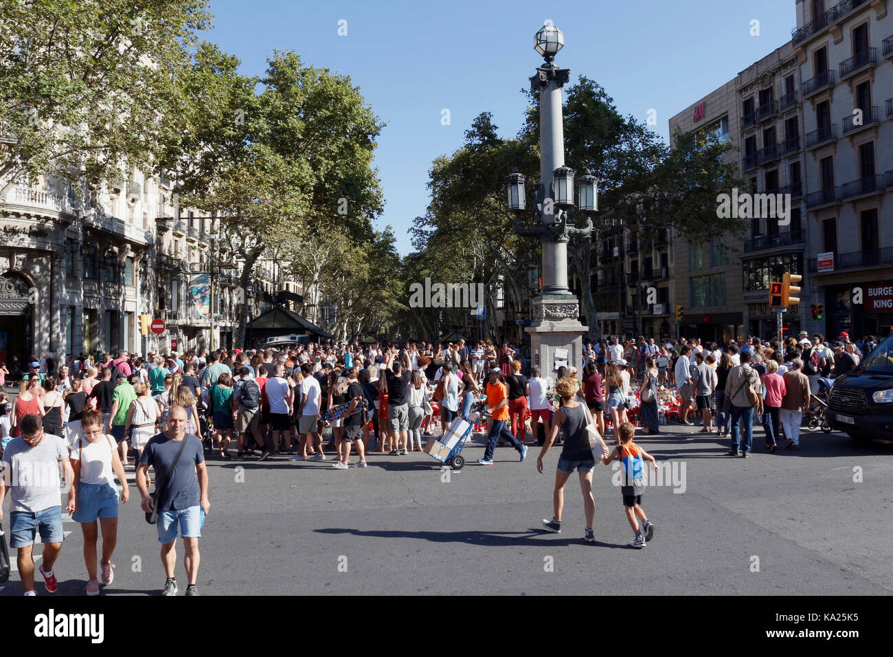 Barcelone/Espagne - 21 août 2017 : les gens réunis sur la Rambla de Barcelone, où 17 août 2017 a été une attaque terroriste, donnant hommage à la mort d'au moins 15 victimes et plus de 120 blessés Banque D'Images