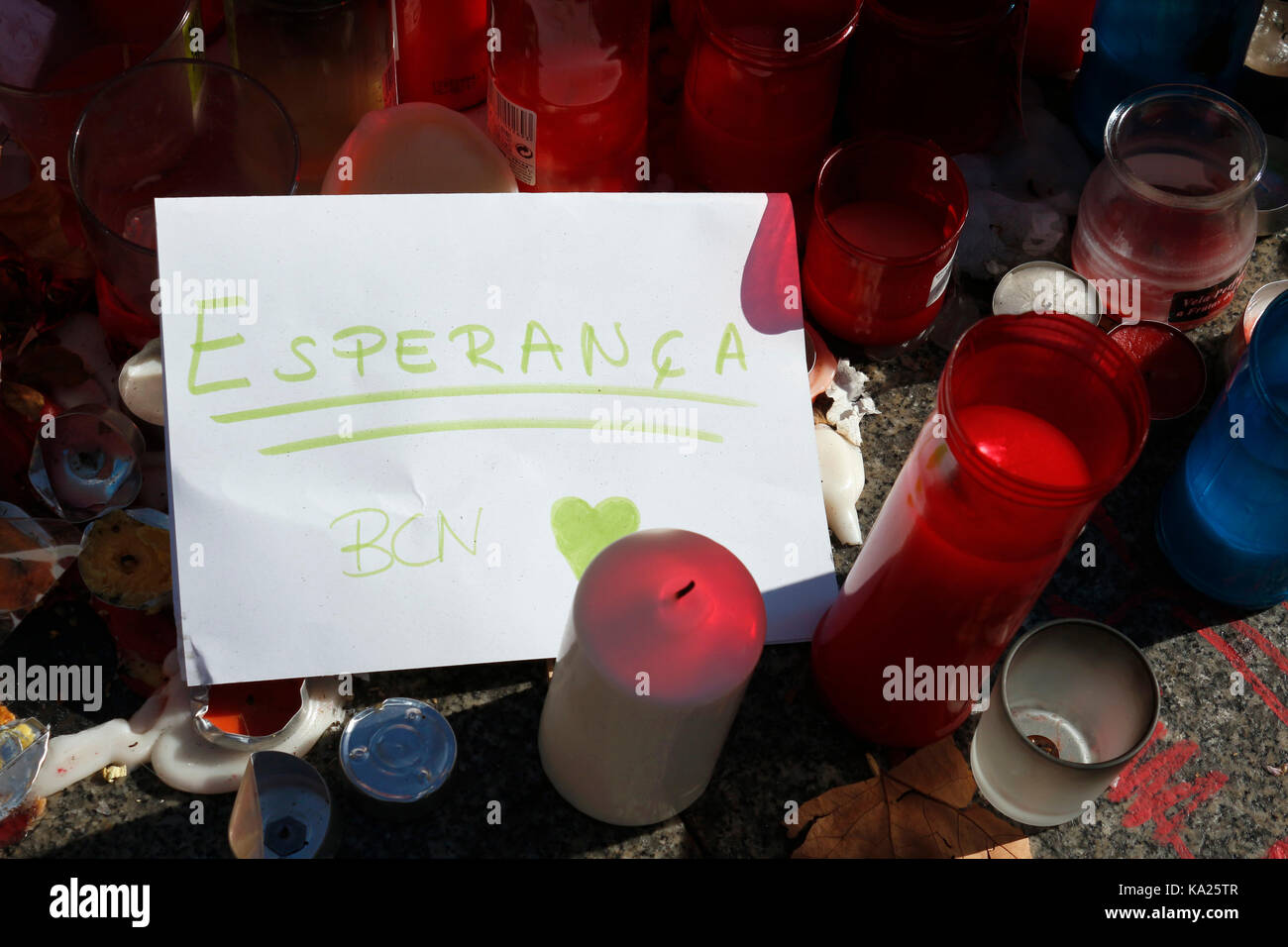 Barcelone/Espagne - 21 août 2017 : les gens réunis sur la Rambla de Barcelone, où 17 août 2017 a été une attaque terroriste, donnant hommage à la mort d'au moins 15 victimes et plus de 120 blessés Banque D'Images