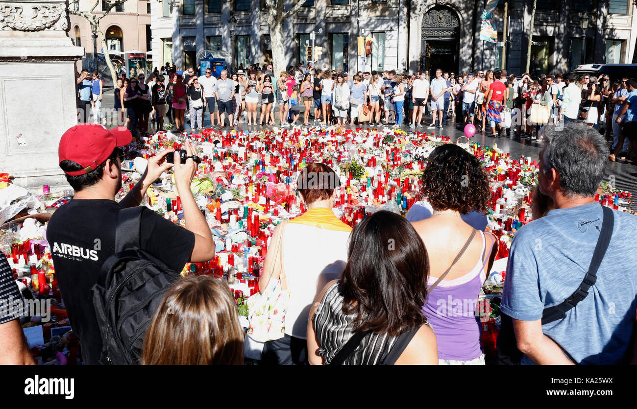 Barcelone/Espagne - 21 août 2017 : les gens réunis sur la Rambla de Barcelone, où 17 août 2017 a été une attaque terroriste, donnant hommage à la mort d'au moins 15 victimes et plus de 120 blessés Banque D'Images