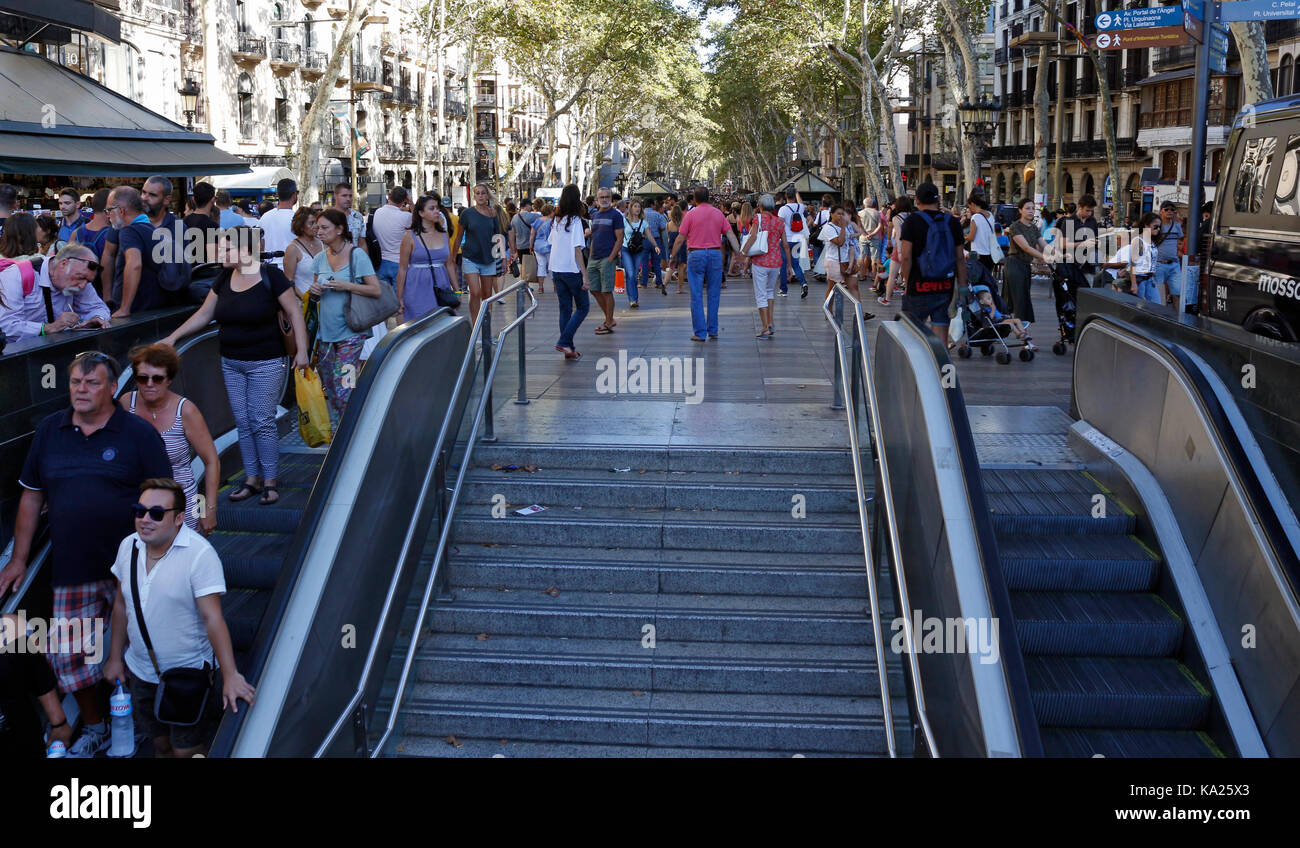 Barcelone/Espagne - 21 août 2017 : les gens réunis sur la Rambla de Barcelone, où 17 août 2017 a été une attaque terroriste, donnant hommage à la mort d'au moins 15 victimes et plus de 120 blessés Banque D'Images
