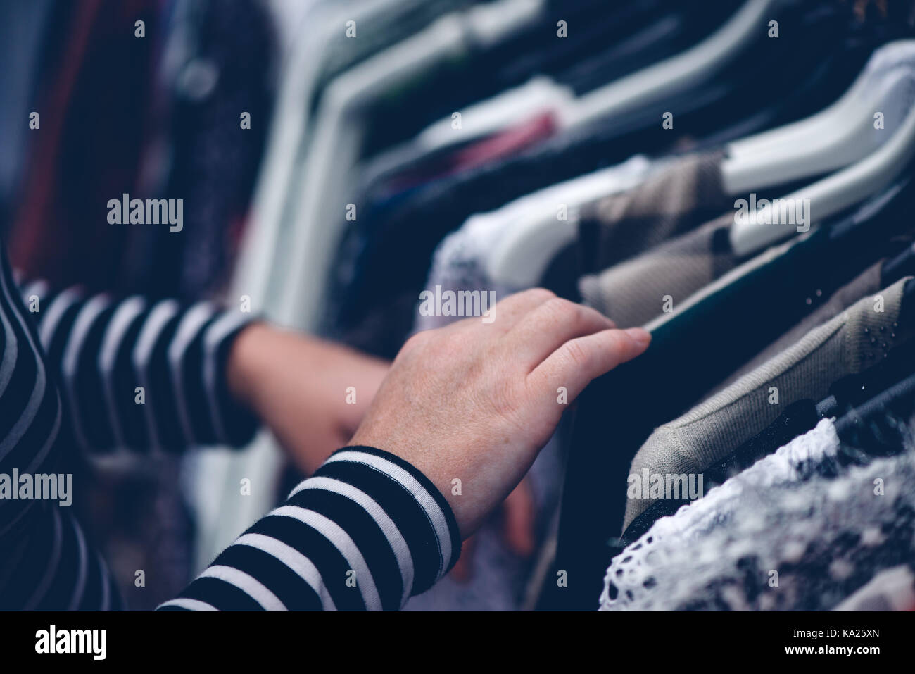 La navigation à travers les vêtements femme de seconde main street market, selective focus sur les vêtements Banque D'Images