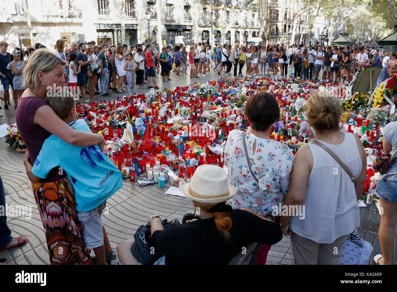 Barcelone/Espagne - 21 août 2017 : les gens réunis sur la Rambla de Barcelone, où 17 août 2017 a été une attaque terroriste, donnant hommage à la mort d'au moins 15 victimes et plus de 120 blessés Banque D'Images