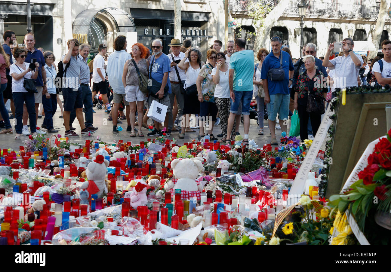 Barcelone/Espagne - 21 août 2017 : les gens réunis sur la Rambla de Barcelone, où 17 août 2017 a été une attaque terroriste, donnant hommage à la mort d'au moins 15 victimes et plus de 120 blessés Banque D'Images