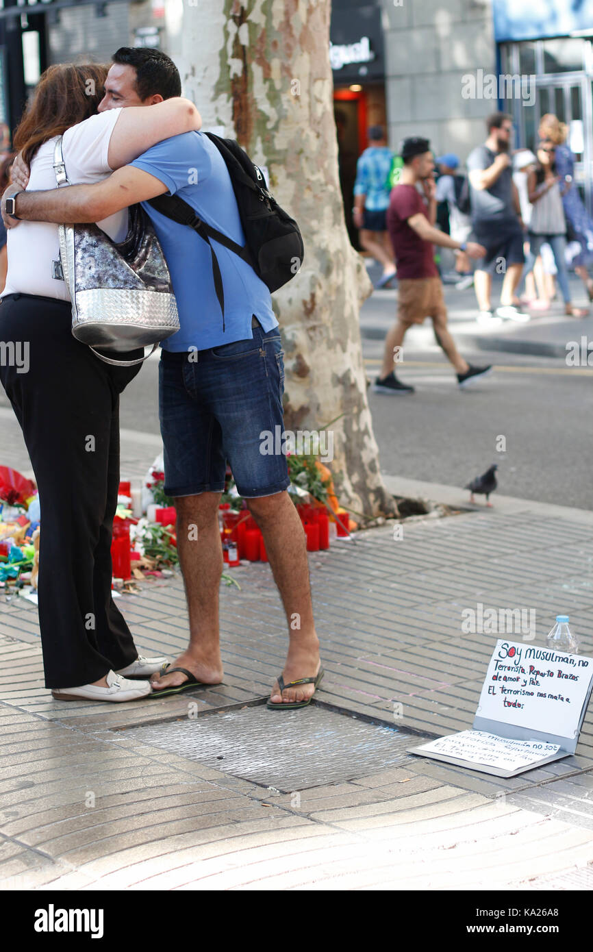 Barcelone/Espagne - 21 août 2017 : les gens réunis sur la Rambla de Barcelone, où 17 août 2017 a été une attaque terroriste, donnant hommage à la mort d'au moins 15 victimes et plus de 120 blessés Banque D'Images