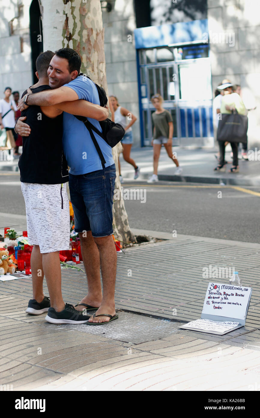 Barcelone/Espagne - 21 août 2017 : les gens réunis sur la Rambla de Barcelone, où 17 août 2017 a été une attaque terroriste, donnant hommage à la mort d'au moins 15 victimes et plus de 120 blessés Banque D'Images