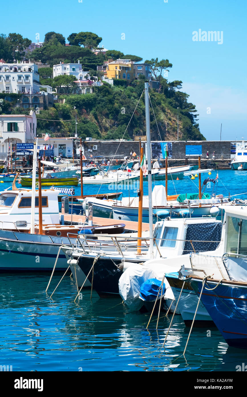 Les bateaux de pêche dans la région de Marina Grande, sur l'île de Capri, Italie. Banque D'Images