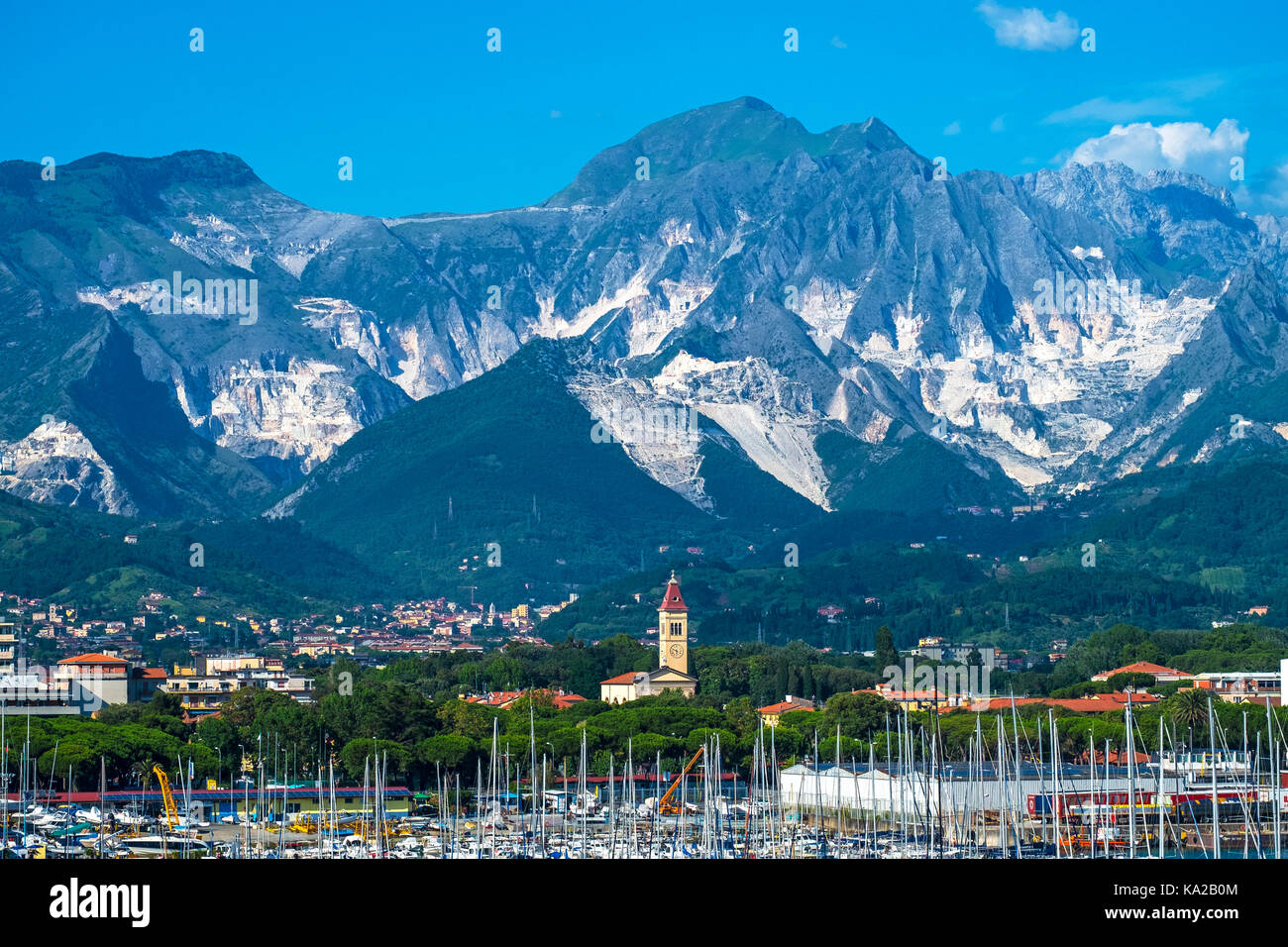 Les alpes Apuanes à proximité de Marina di Carrara, partie de la montagnes des Apennins, dans le nord de la toscane, italie. Banque D'Images