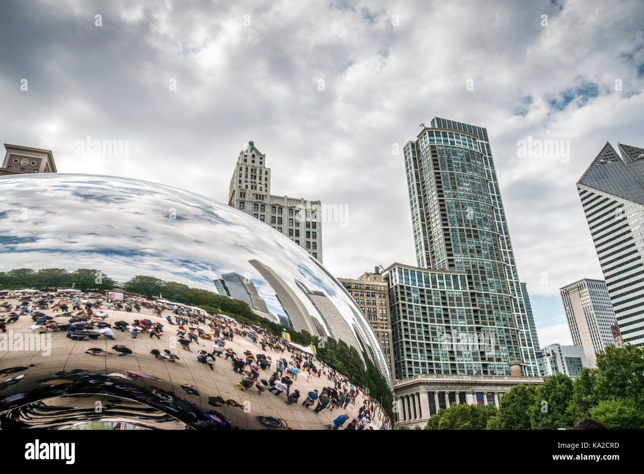 Chicago, des scènes de rue dans le Millennium Park de Chicago avec l'attraction de haricots d'argent Banque D'Images