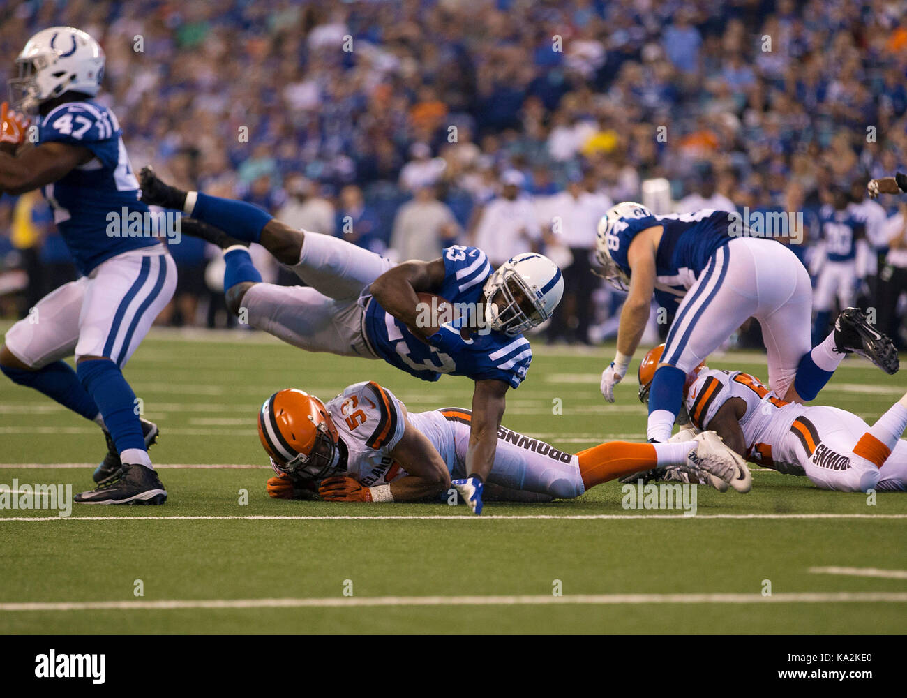 Indianapolis, Indiana, USA. Sep 24, 2017. Indianapolis Colts d'utiliser de nouveau Frank Gore (23) est suspendu par le secondeur Cleveland Browns Joe Schobert (53) au cours de l'action de jeu de football américain NFL entre les Cleveland Browns et les Indianapolis Colts au Lucas Oil Stadium à Indianapolis, Indiana. John Mersits/CSM/Alamy Live News Banque D'Images