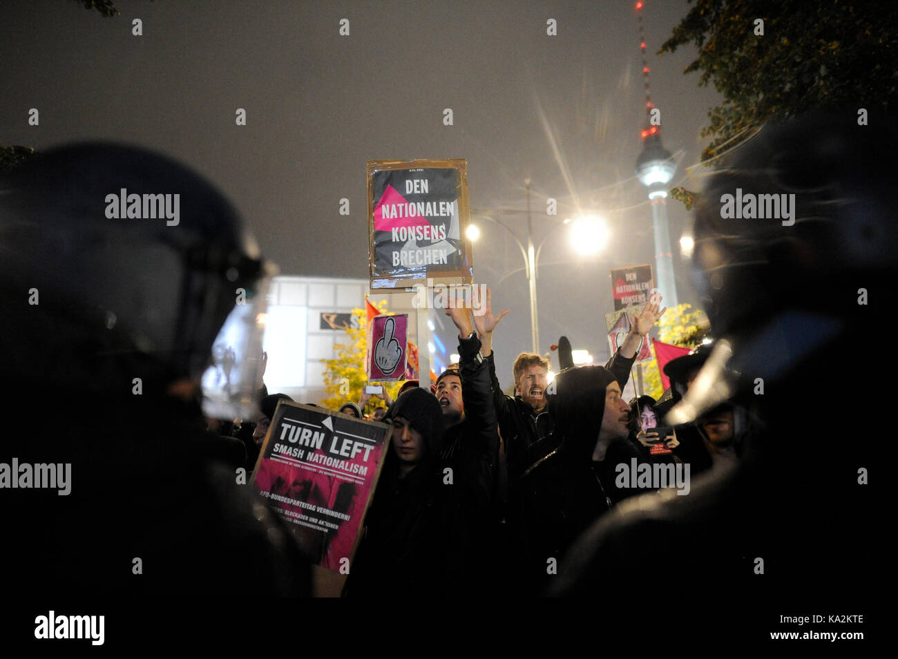 Les manifestants protestent dans la nuit devant le club. Plus de 1000 personnes manifestent devant un club à Berlin, où l'AfD organise son parti de l'élection. Banque D'Images