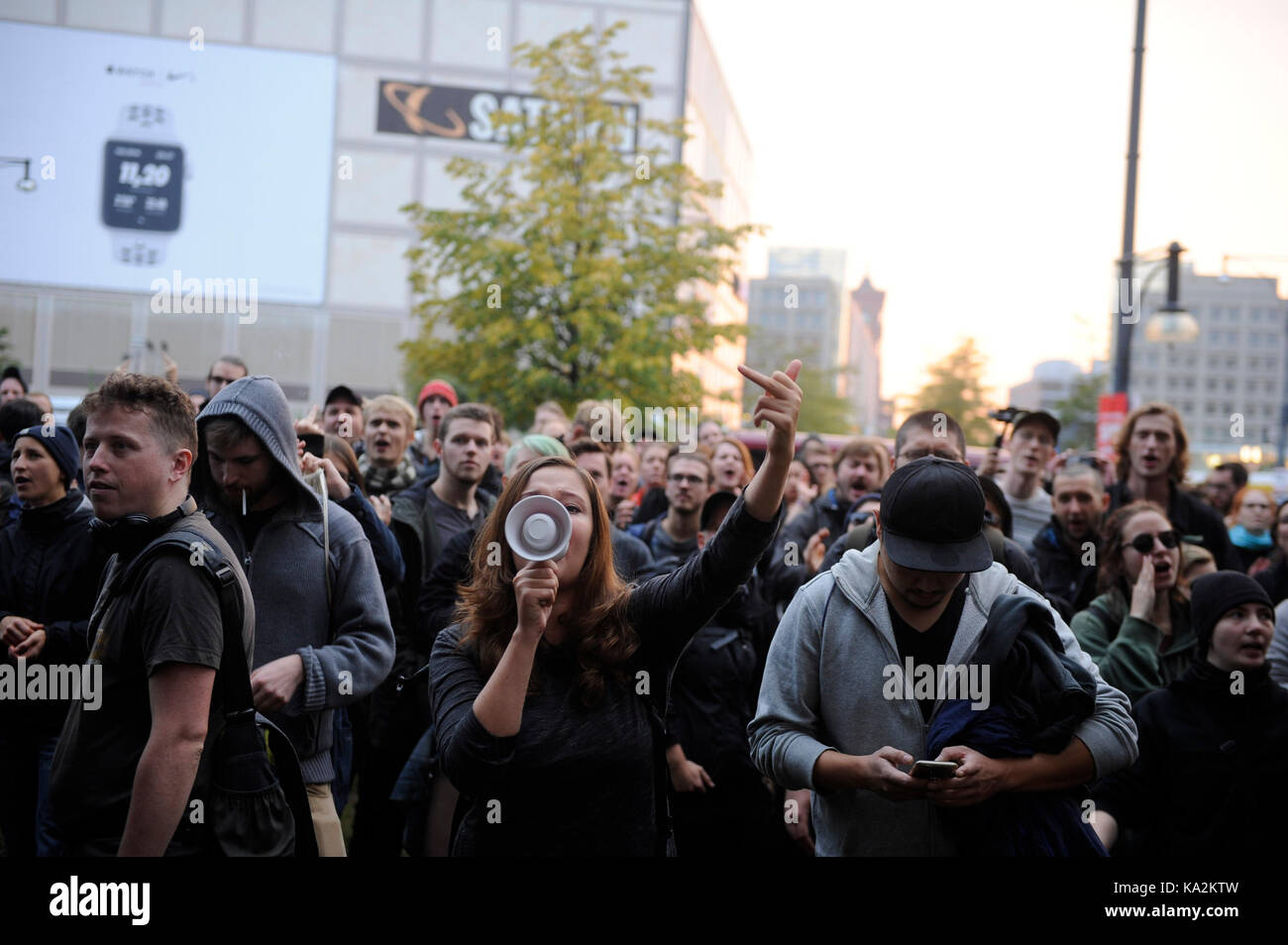 Les manifestants scandant des slogans devant le club. Plus de 1000 personnes manifestent devant un club à Berlin, où l'AfD organise son parti de l'élection. Banque D'Images