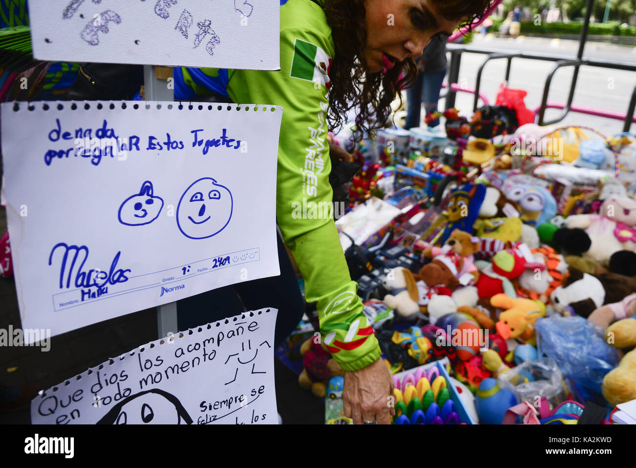 La ville de Mexico, Mexico City, MX. 24 sep, 2017. autour de la capitale du Mexique sont dispersés les panneaux pour animaux disparus, surtout les chiens, qui sont leurs propriétaires croient eu peur et se sont échappés dans la situation chaotique de quelques instants après le séisme dévastateur. ce dimanche, un groupe de bénévoles qui ont vu la nécessité de fournir des ressources sans frais pour les propriétaires de chiens perdus pour augmenter les chances de trouver et d'être réunis avec leurs chiens avec succès. crédit : joel alvarez/zuma/Alamy fil live news Banque D'Images