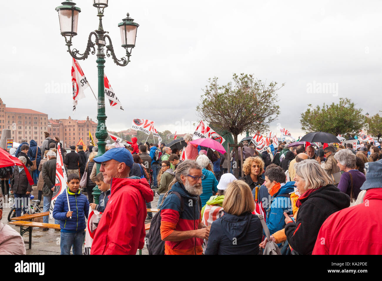 Venise, Vénétie, Italie. 24 septembre 2017. Les participants au pas Grandi Navi, ou pas de gros navires, protester contre le passage de navires de croisière touristique à travers la lagune et la ville et les plans à dregde ouvrir vieux canaux.. Quatre grands paquebots ont retardé leur départ au lieu d'emmêler avec foltilla le blocus de petits bateaux évitant ainsi l'affrontement. Crédit. Mary Clarke/Alamy Live News Banque D'Images