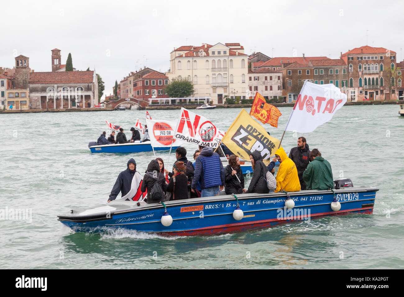 Venise, Vénétie, Italie. 24 septembre 2017. Les participants au pas Grandi Navi, ou pas de gros navires, protester contre le passage de navires de croisière touristique à travers la lagune et la ville et les plans à dregde ouvrir vieux canaux.. Quatre grands paquebots ont retardé leur départ au lieu d'emmêler avec foltilla le blocus de petits bateaux évitant ainsi l'affrontement. Crédit. Mary Clarke/Alamy Live News Banque D'Images