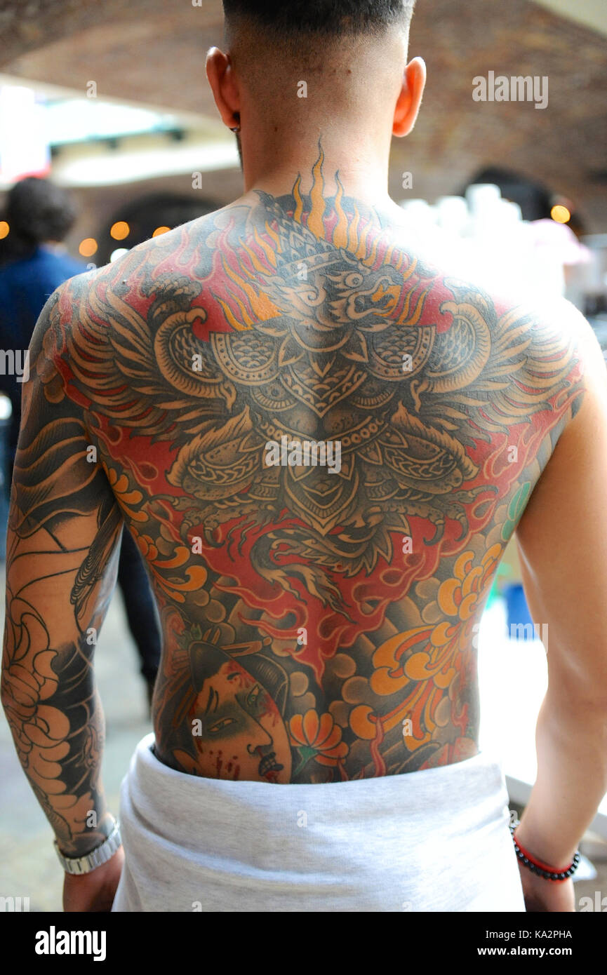 abces Etna plakband Londres, Royaume-Uni. 24 Septembre, 2017. Un homme avec un tatouage dos  entier de style japonais à la 13e Convention Internationale de tatouages de  Londres, qui ont eu lieu le week-end dernier dans