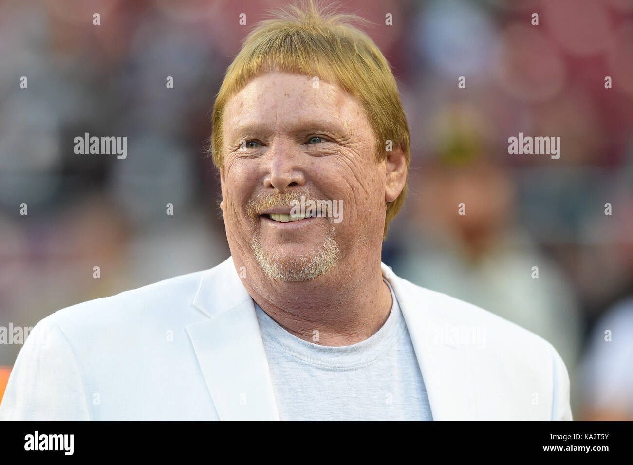 Landover, MD, USA. Sep 24, 2017. Oakland Raiders propriétaire Mark Davis, marche le côté avant le match dimanche soir entre les Oakland Raiders et les Redskins de Washington à FedEx Field à Landover, MD. Credit : csm/Alamy Live News Banque D'Images