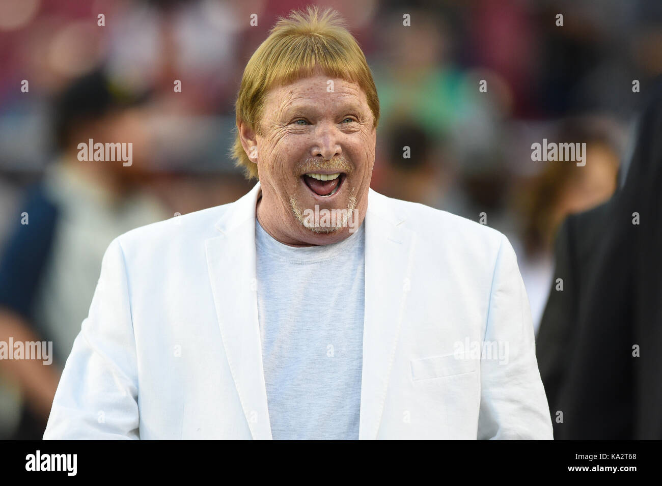 Landover, MD, USA. Sep 24, 2017. Oakland Raiders propriétaire Mark Davis, marche le côté avant le match dimanche soir entre les Oakland Raiders et les Redskins de Washington à FedEx Field à Landover, MD. Credit : csm/Alamy Live News Banque D'Images