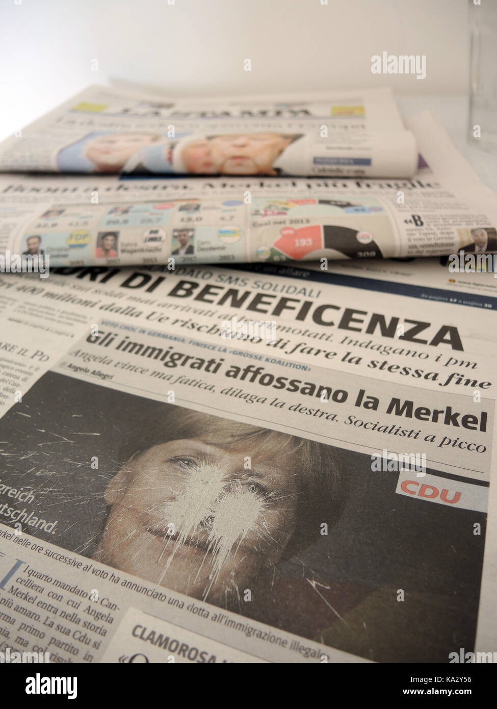 Rome, Italie. 25 septembre, 2017. Les journaux italiens y compris le parti libéral de turin quotidien La Stampa ('la presse') avec le reportage de l'élection fédérale allemande récente sur leurs couvertures sur une table à Rome, Italie, 25 septembre 2017. crédit : lena klimkeit/dpa/Alamy live news Banque D'Images