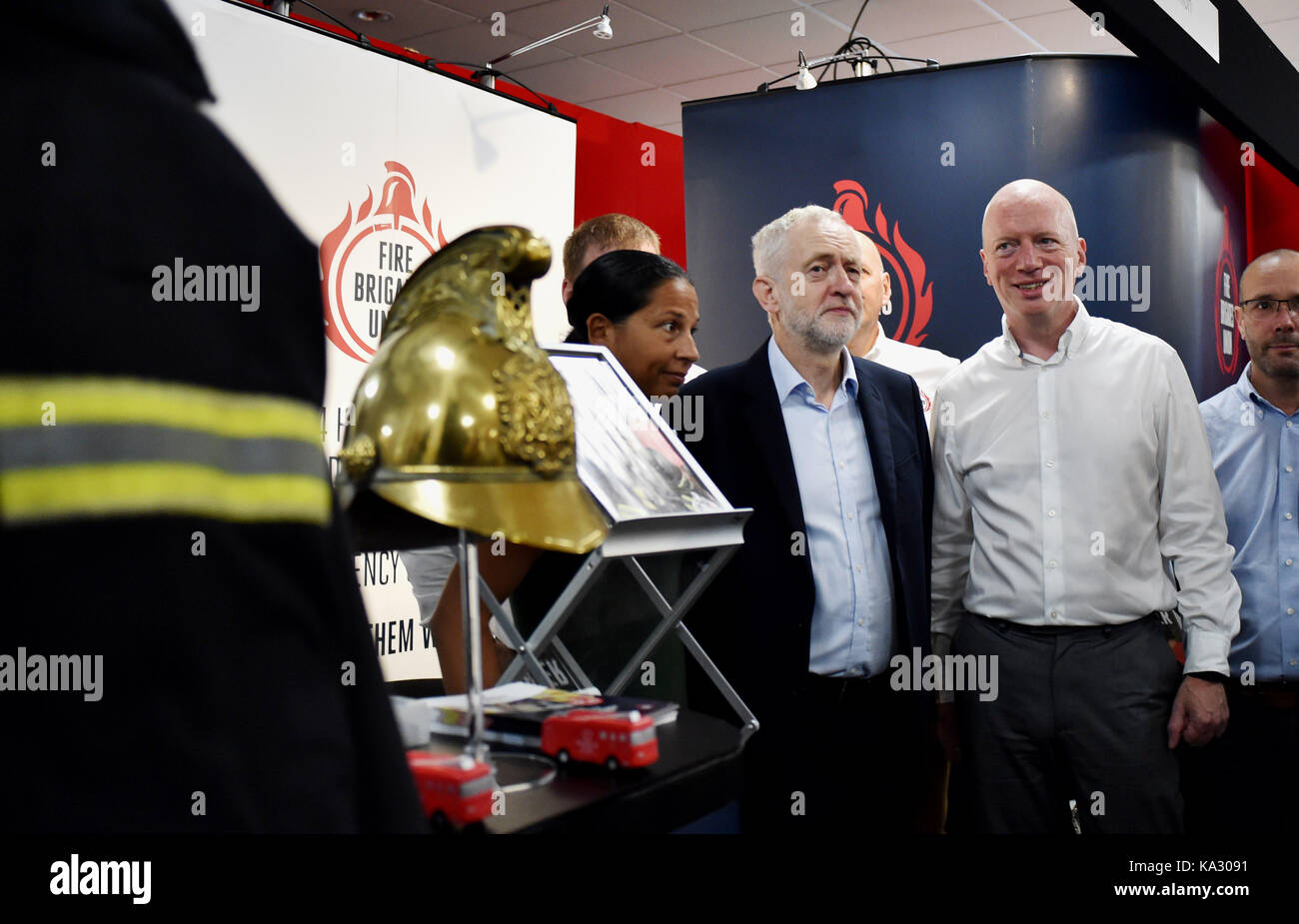 Brighton, UK. 25 septembre, 2017 Jeremy Corbyn. le chef du parti travailliste se rendant sur le stand de l'union des sapeurs-pompiers lors de la conférence du parti travailliste dans le Brighton Centre aujourd'hui crédit : Simon dack/Alamy live news Banque D'Images