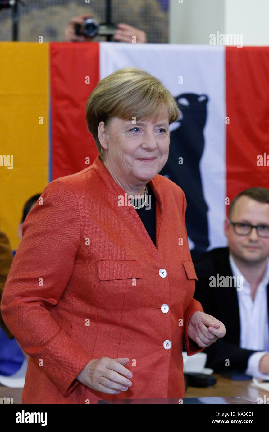 Berlin, Allemagne. 24 Septembre, 2017. La chancelière Angela Merkel met un vote au Bundestag allemand pour l'élection générale le 24 septembre 2014. Elle a participé avec son mari. Angela Merkel espère gagner les élections et un nouveau mandat de chancelière du pays le plus puissant de l'Union européenne. Credit : Dominika Zarzycka/Alamy Live News Banque D'Images