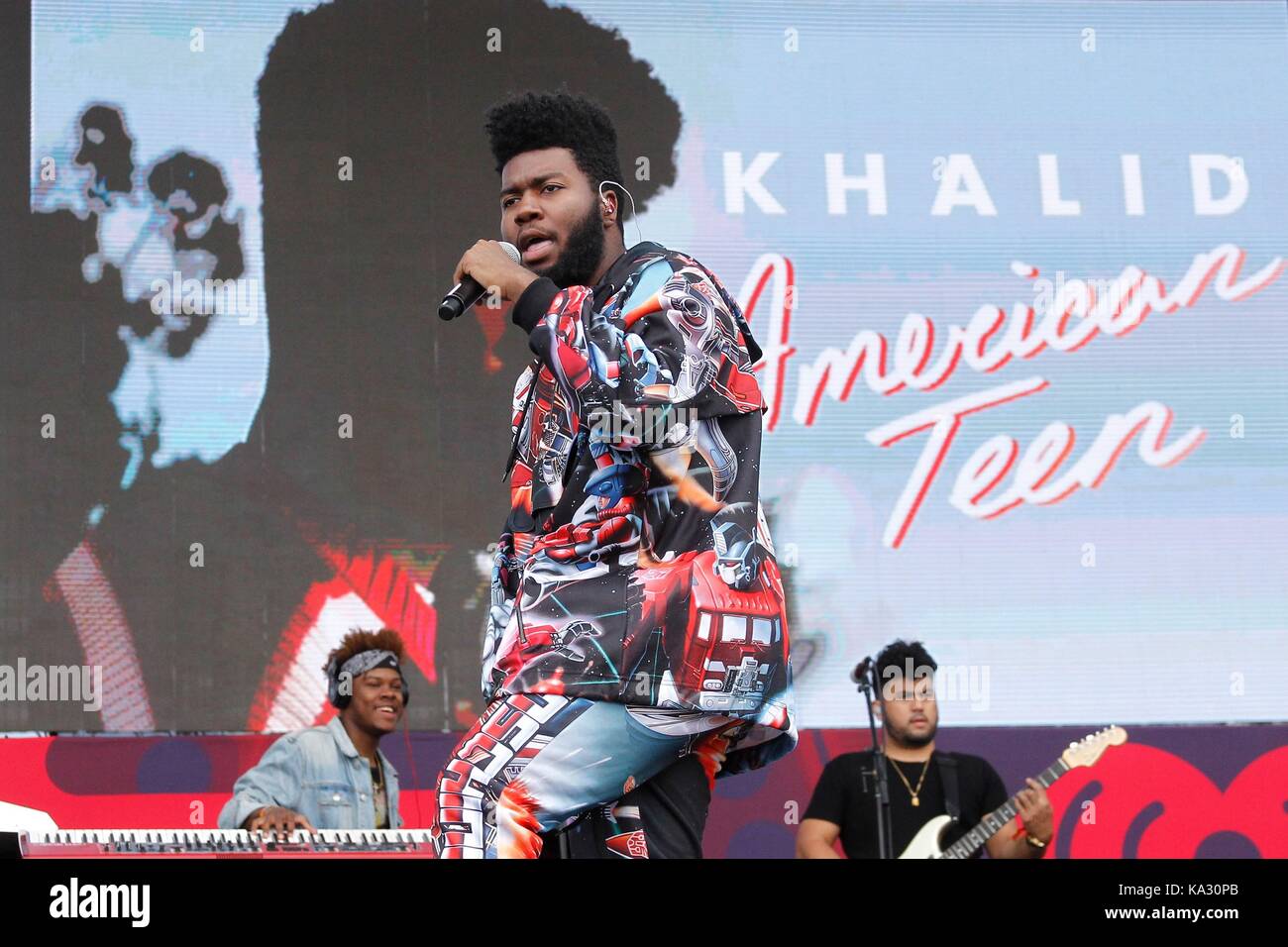 Khalid sur scène pour iheartradio music festival et le village - sat, T-Mobile Arena, Las Vegas, NV le 23 septembre 2017. Photo par : ja/everett collection Banque D'Images