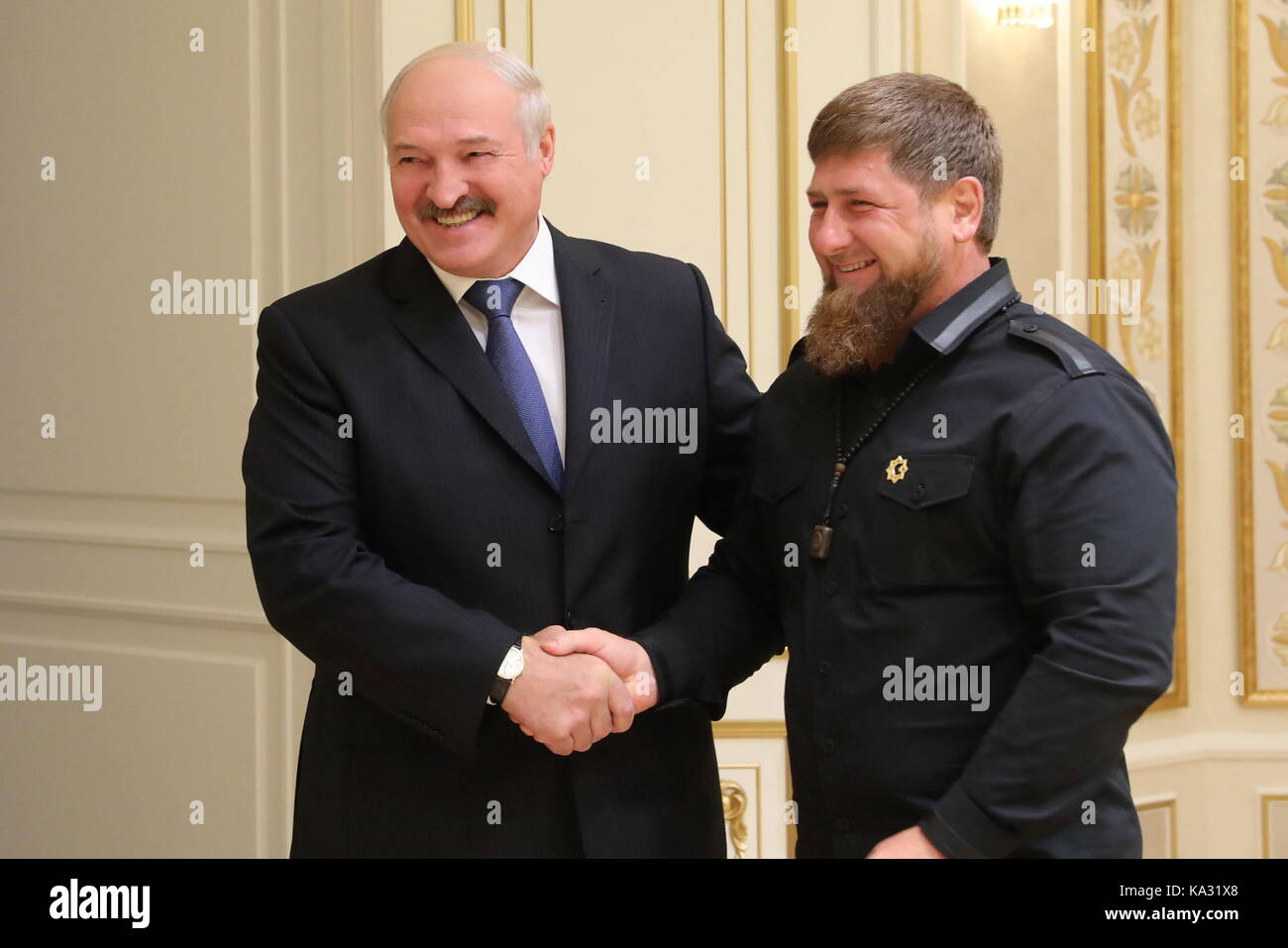 Minsk Belarus 25 Septembre 2017 Le President Alexandre Loukachenko Bielorussie L Et Ramzan Kadyrov Chef De La Republique Tchetchene Serrer La Main Au Cours D Une Reunion Credit Belta Tass Alamy Live News Photo