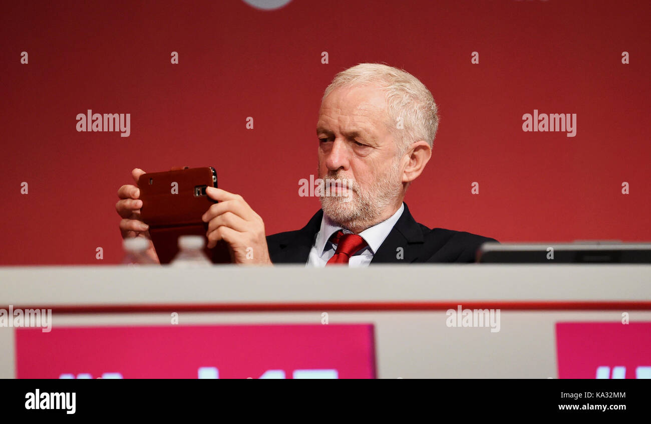 Brighton, UK. 25 septembre, 2017 Jeremy Corbyn. le chef du parti travailliste prend une photo sur son téléphone à l'écoute de john mcdonnell l'ombre chancelier de l'échiquier fait son discours lors de la conférence du parti travailliste dans le Brighton Centre aujourd'hui crédit : Simon dack/Alamy live news Banque D'Images