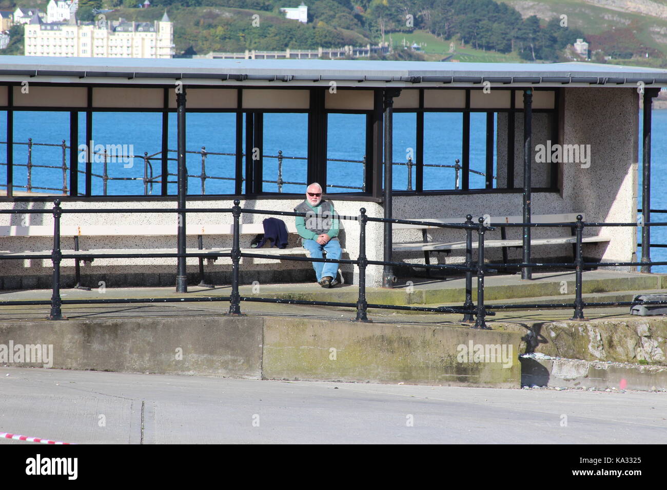 Llandudno, au Pays de Galles au Royaume-Uni. 25 Septembre, 2017. Météo britannique. Les gens dans le soleil d'automne. L'Ouest va voir beaucoup de soleil aujourd'hui, où il se sentira au chaud, avec des vents légers. 16C de température, la pollution atmosphérique 3 Crédit : Mike Clarke/Alamy Live News Banque D'Images