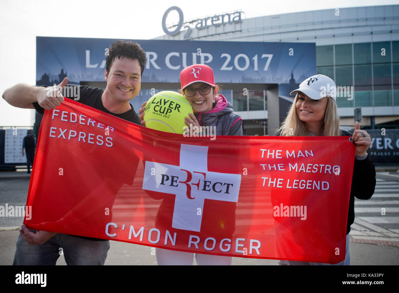 Prague, République tchèque. 29Th sep 2017. fans de Roger Federer en face de l'O2 Arena de Prague sont vus au cours de la première édition du tournoi de tennis cup cuve à Prague, en République tchèque, le 23 septembre 2017. crédit : vit simanek/ctk photo/Alamy live news Banque D'Images