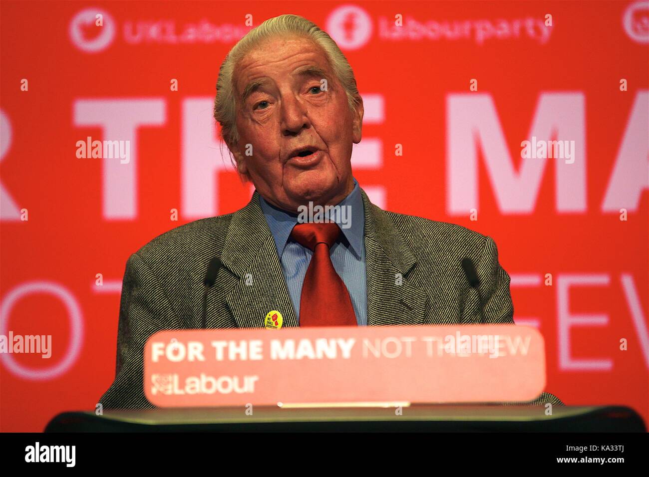 Brighton, UK. 25 Septembre, 2017. Dennis Skinner donne son discours à la conférence du Parti du Travail 2017, connu sous le nom de la bête de Bolsover Dennis est un membre du parti travailliste populaire lors de la Conférence. Credit : Rupert Rivett/Alamy Live News Banque D'Images