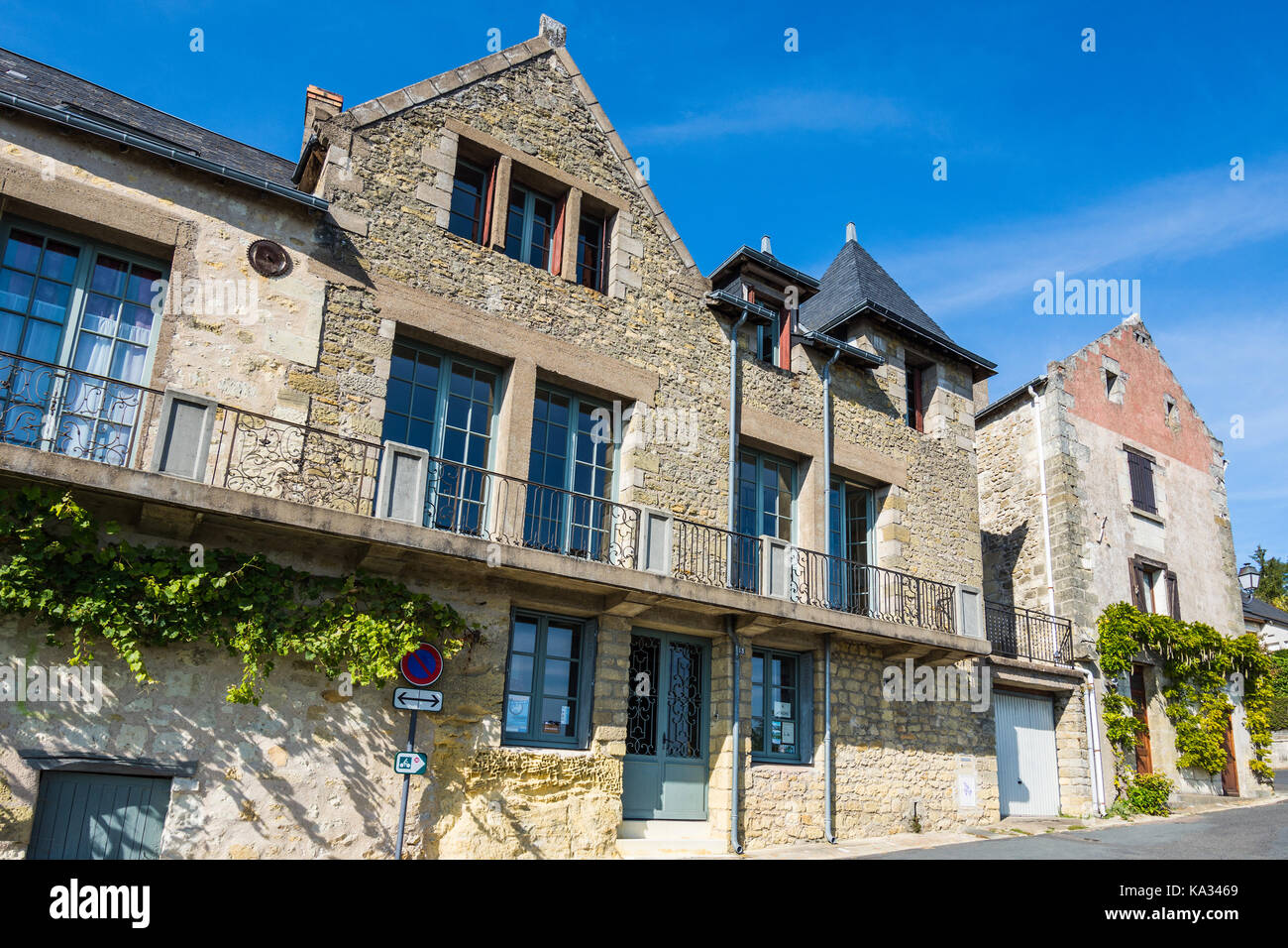 Rangée de maisons avec balcon, Chinon, France. Banque D'Images