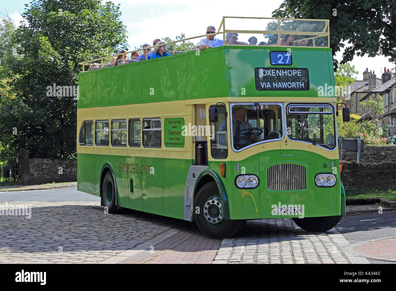 Open top double deck bus Leyland Southdown en livrée vert et crème Banque D'Images