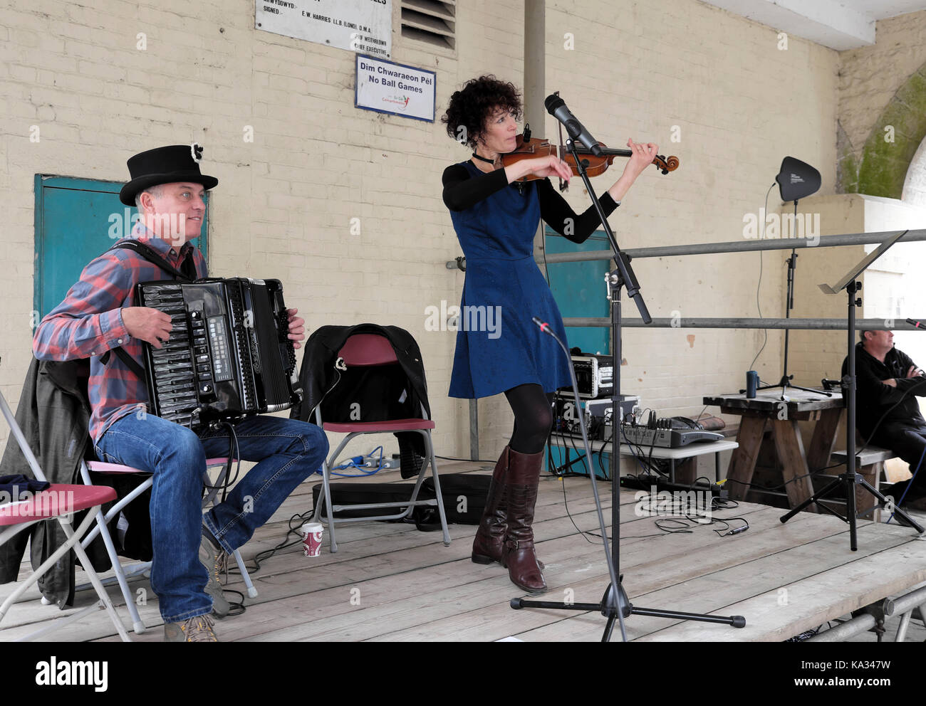 Fiddlebox les musiciens jouent sur scène à la place du marché au Festival 2017 moutons Llandovery dans Carmarthenshire Carmarthen Wales, UK KATHY DEWITT Banque D'Images