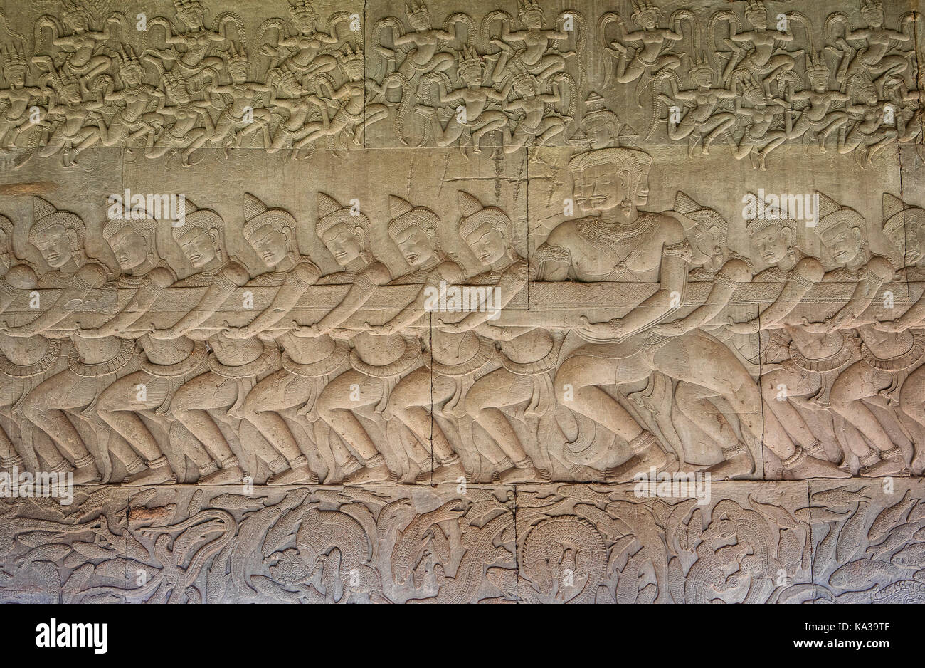 Bas relief sur le mur, le murissement de l'océan du lait, à Angkor Wat, Siem Reap, Cambodge Banque D'Images