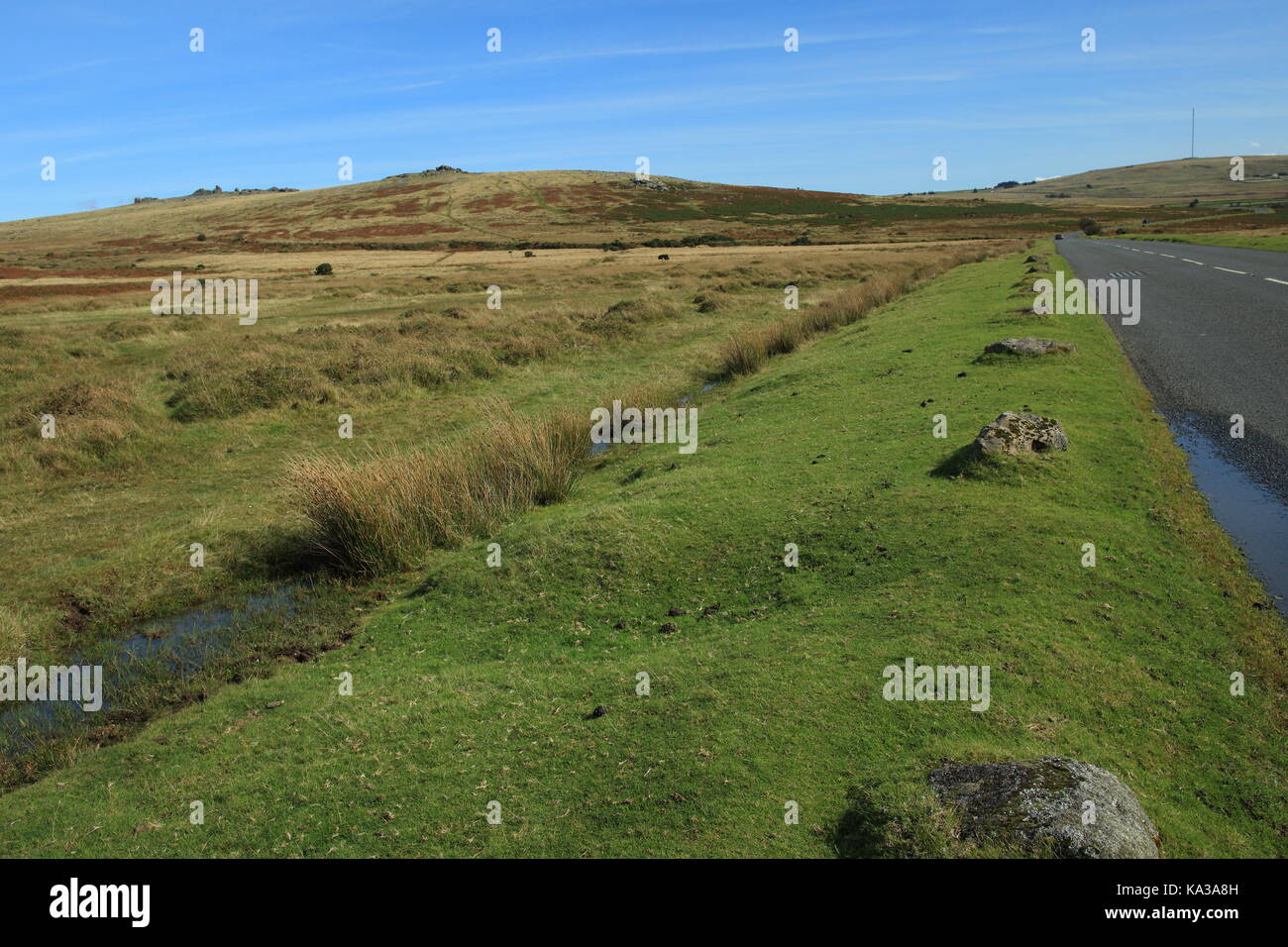 Route de Tavistock dartmoor à princetown avec north hessary dans la distance, Dartmoor, dans le Devon, England, UK Banque D'Images