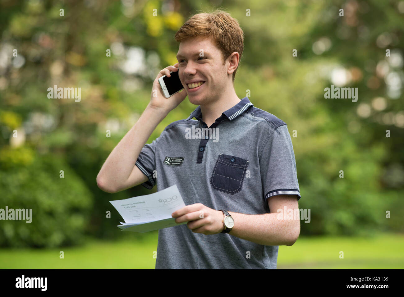 Un étudiant effectue un appel téléphonique après avoir reçu son gcse résultats. Banque D'Images