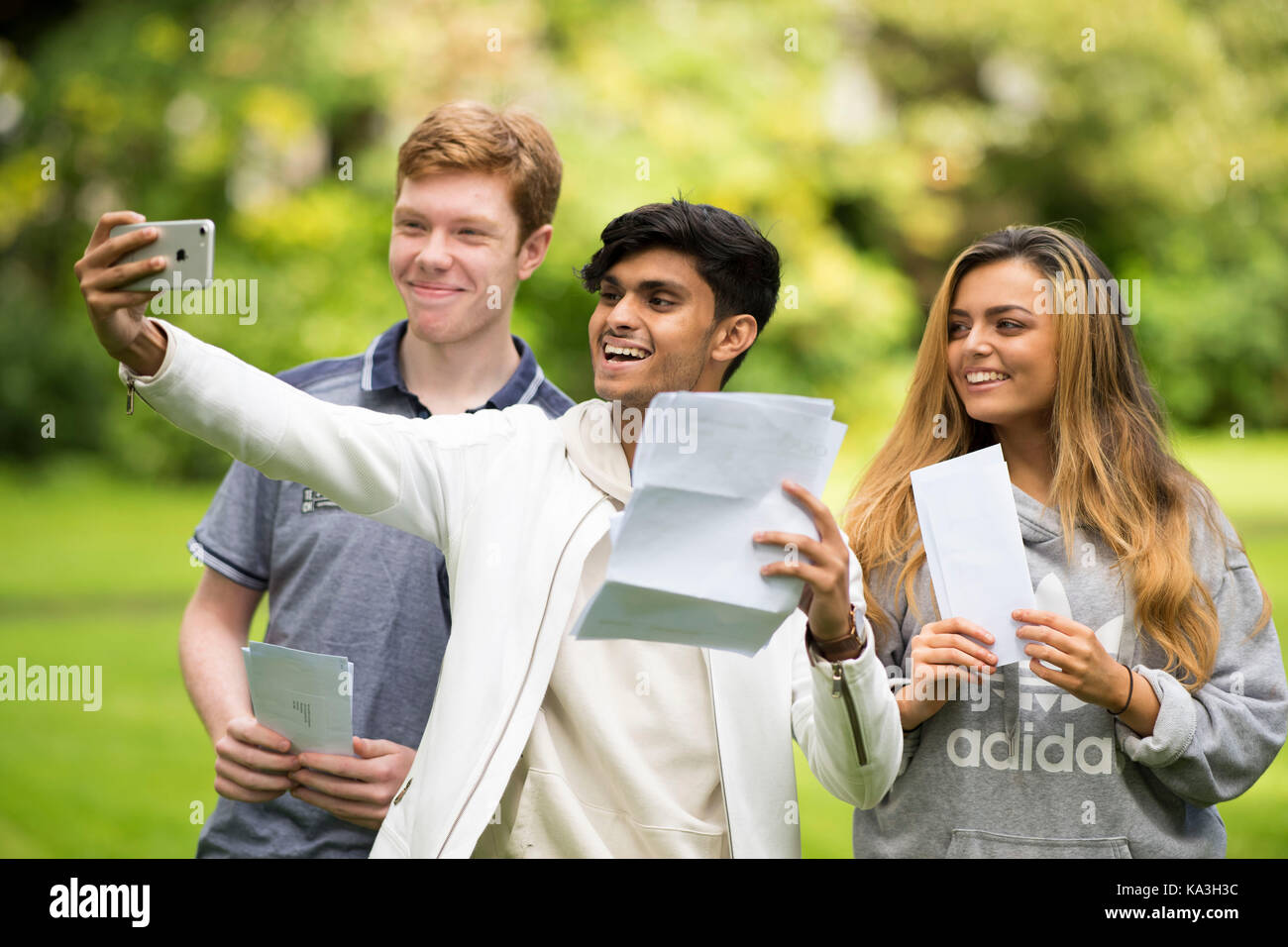 Swansea, Pays de Galles - 17 août : joe Cunningham, Abu latif et vicky baker selfies posent pour une après avoir reçu leurs résultats à ffynone niveau comme house school Banque D'Images