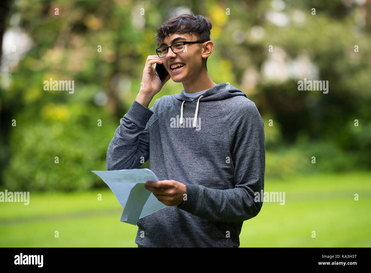 Swansea, Pays de Galles - 17 août : Adam-frangakas williams parle au téléphone après avoir reçu ses résultats à un niveau de l'école maison ffynone le 17 août 201 Banque D'Images