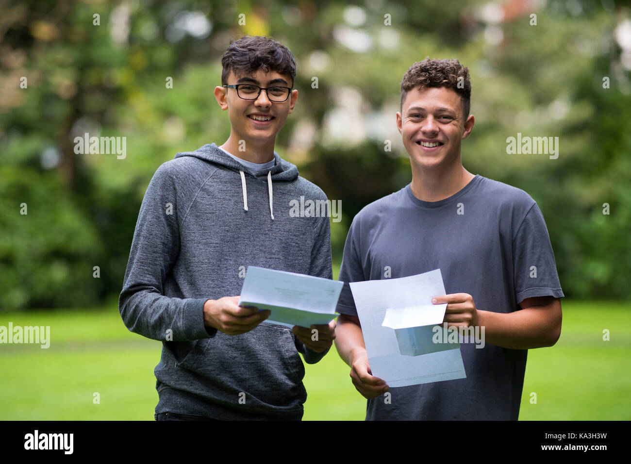 Swansea, Pays de Galles - 17 août : Adam frangakas-williams et Daniel Davies posent pour une photo après avoir reçu leurs résultats au niveau d'un ffynone house school Banque D'Images