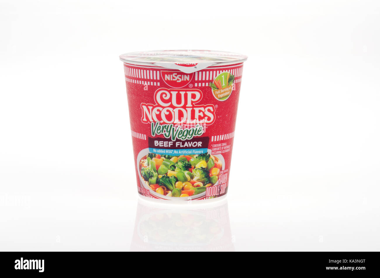 Nissin Cup de nouilles saveur de boeuf très Veggie sur fond blanc découper USA Banque D'Images