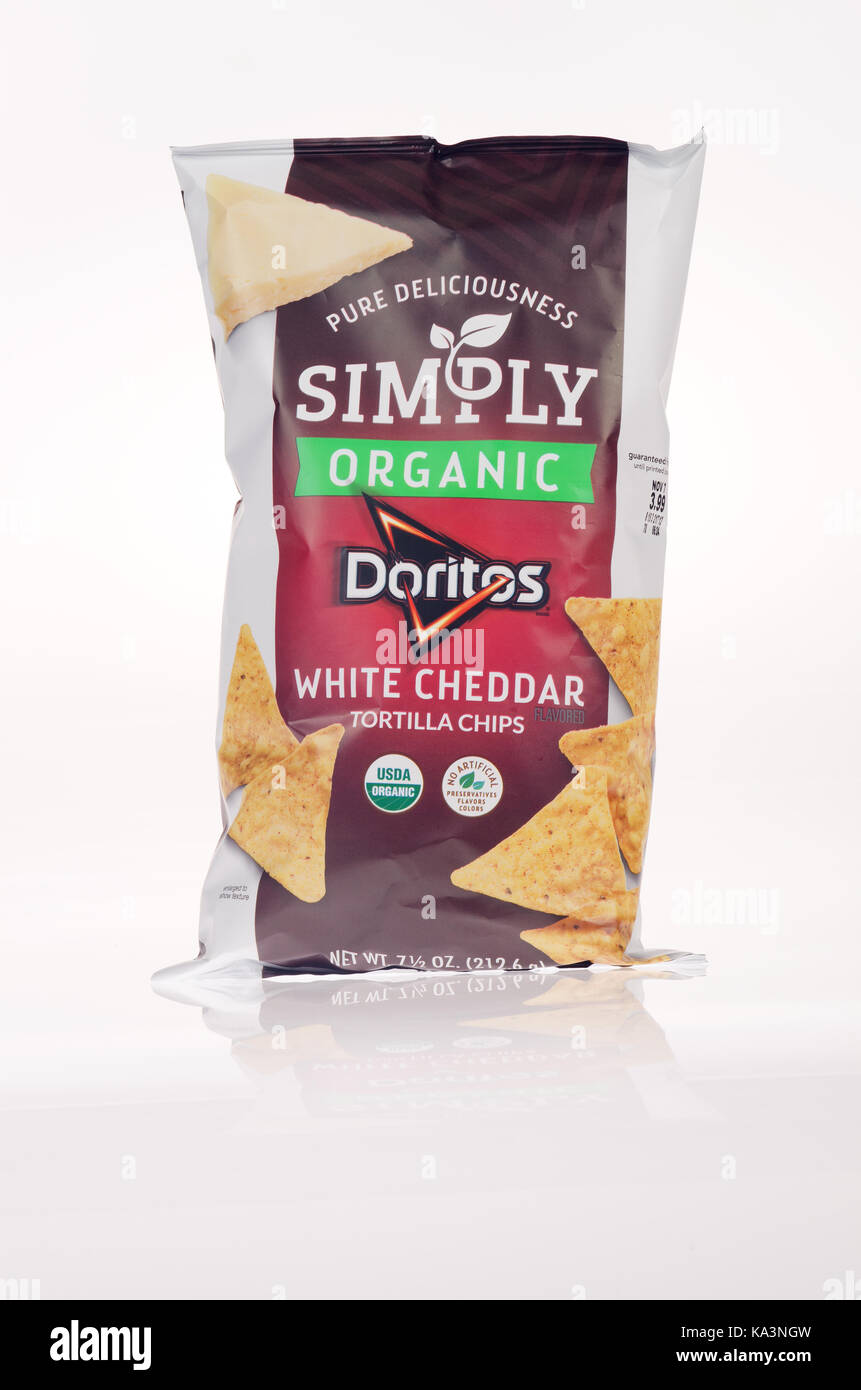 Sac de Doritos au fromage blanc biologique simplement sur fond blanc, isolé. Usa Banque D'Images