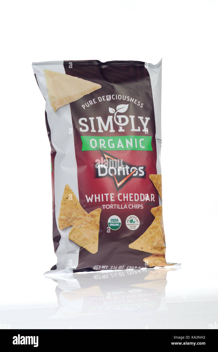 Sac de Frito-Lay Cheddar blanc bio simplement Doritos sur fond blanc, isolé USA Banque D'Images