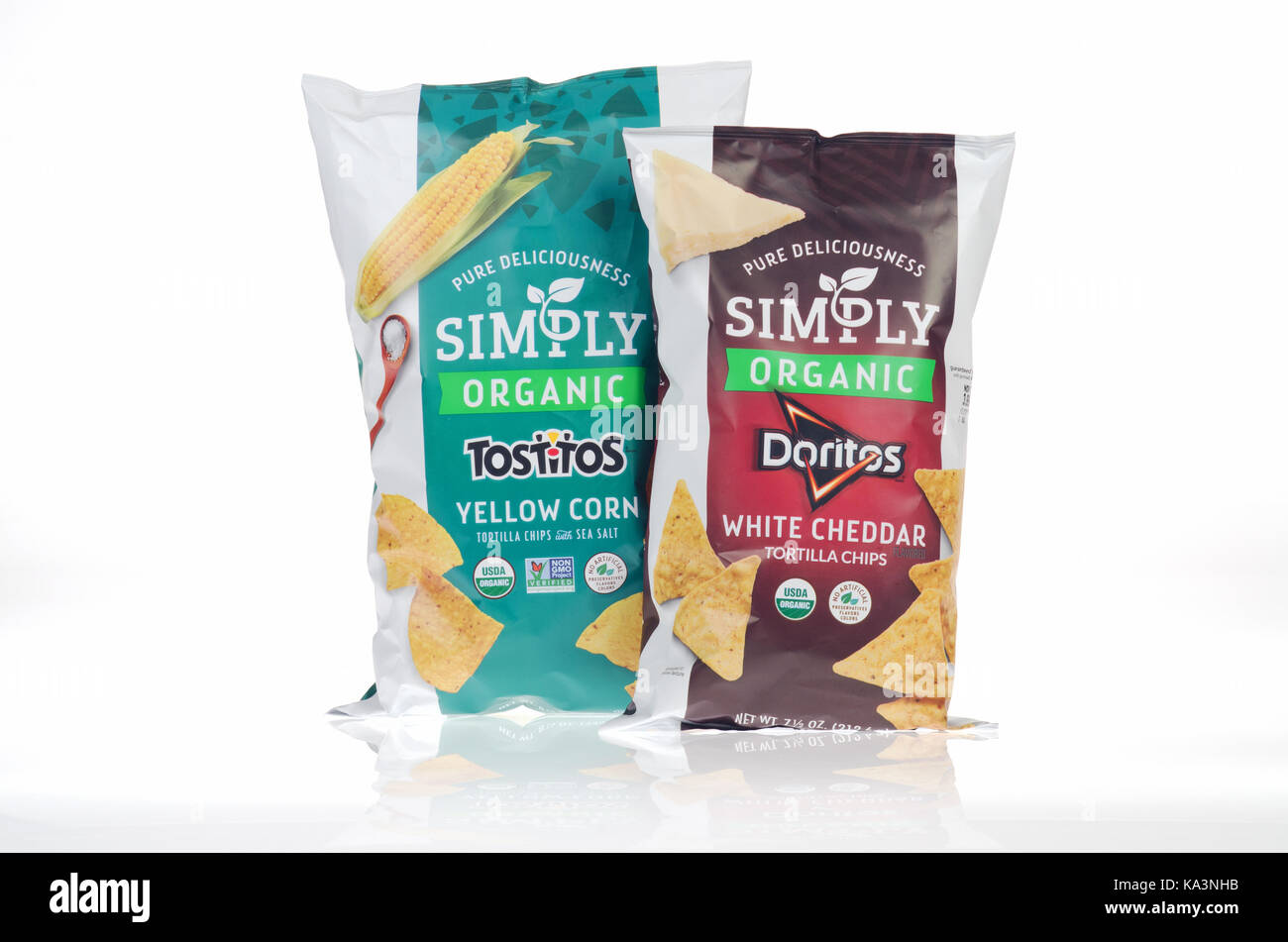 Tout simplement des sacs de cheddar blanc biologique Doritos et maïs jaune par Tostitos Frito-lay sur fond blanc. USA Banque D'Images