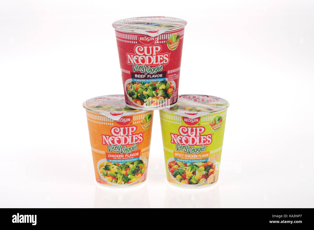Nissin Cup de nouilles aux légumes poulet aux saveurs très épicées, du poulet et du boeuf dans des contenants non ouverts empilés sur fond blanc, dentelle USA Banque D'Images