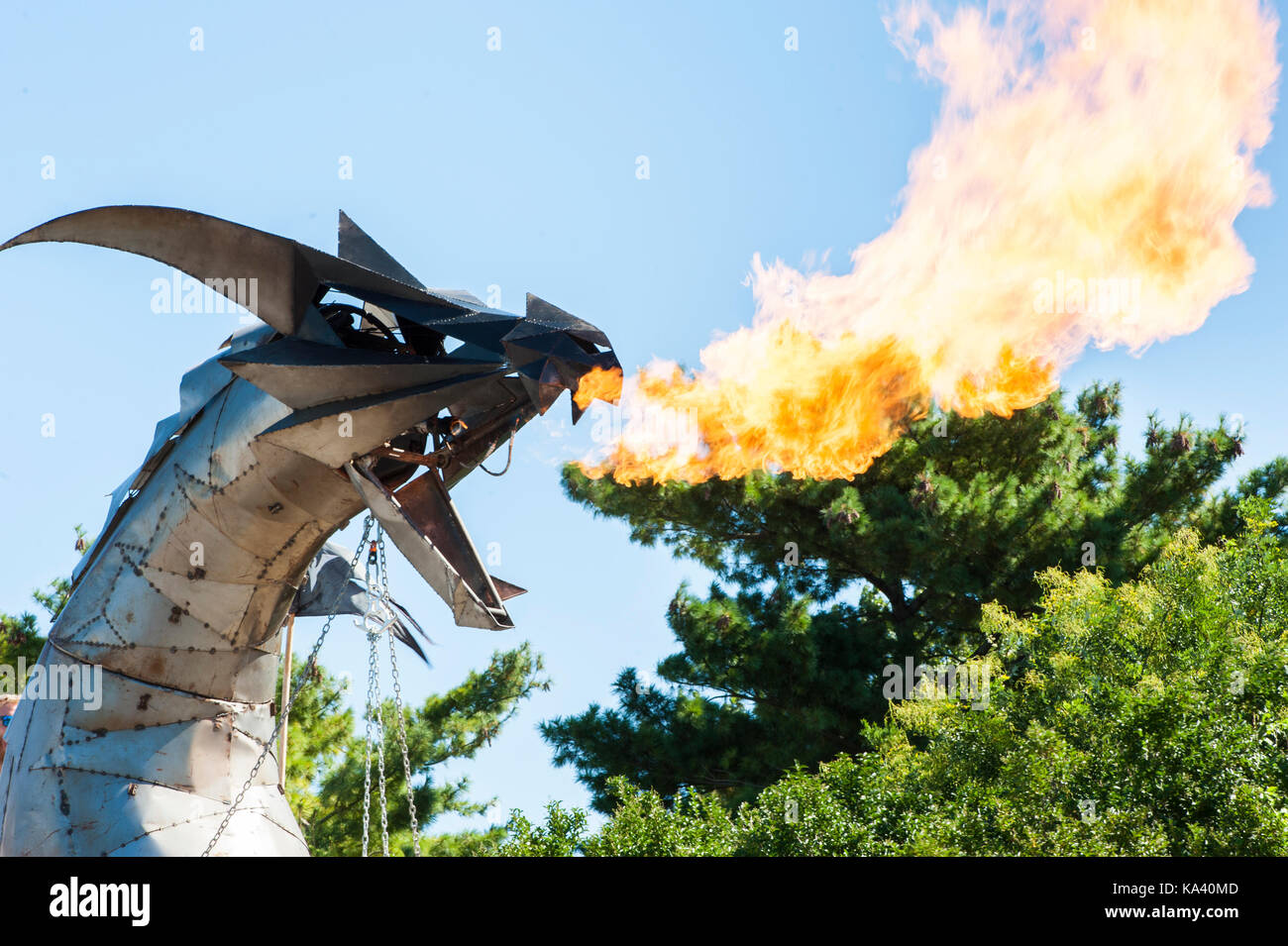 Queens, New York - 23 septembre:toronto meta lourd dragon's fire voiture d'art à la maker faire. Il a été construit à la main autour d'un bus. Banque D'Images