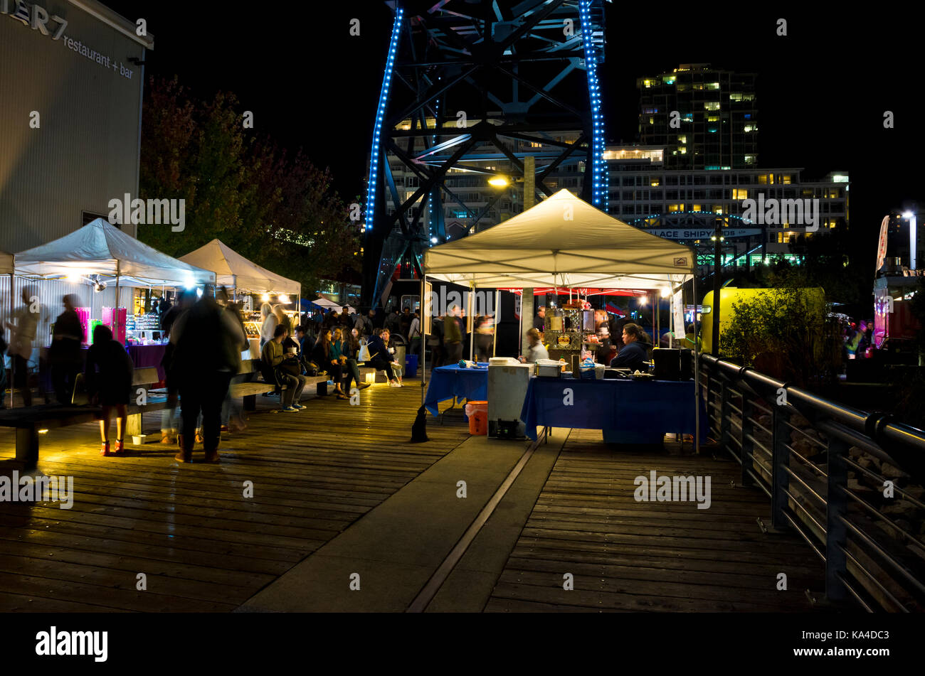 Marché nocturne dans les chantiers navals de North Vancouver, en Colombie-Britannique, Canada. Banque D'Images