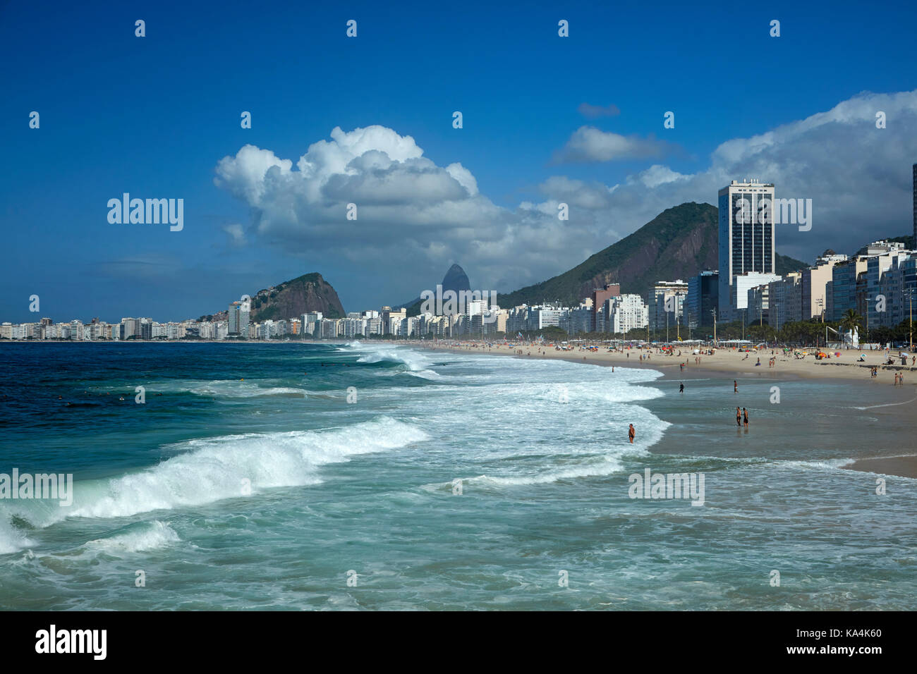 La plage de Leme, Copacabana, Rio de Janeiro, Brésil, Amérique du Sud Banque D'Images