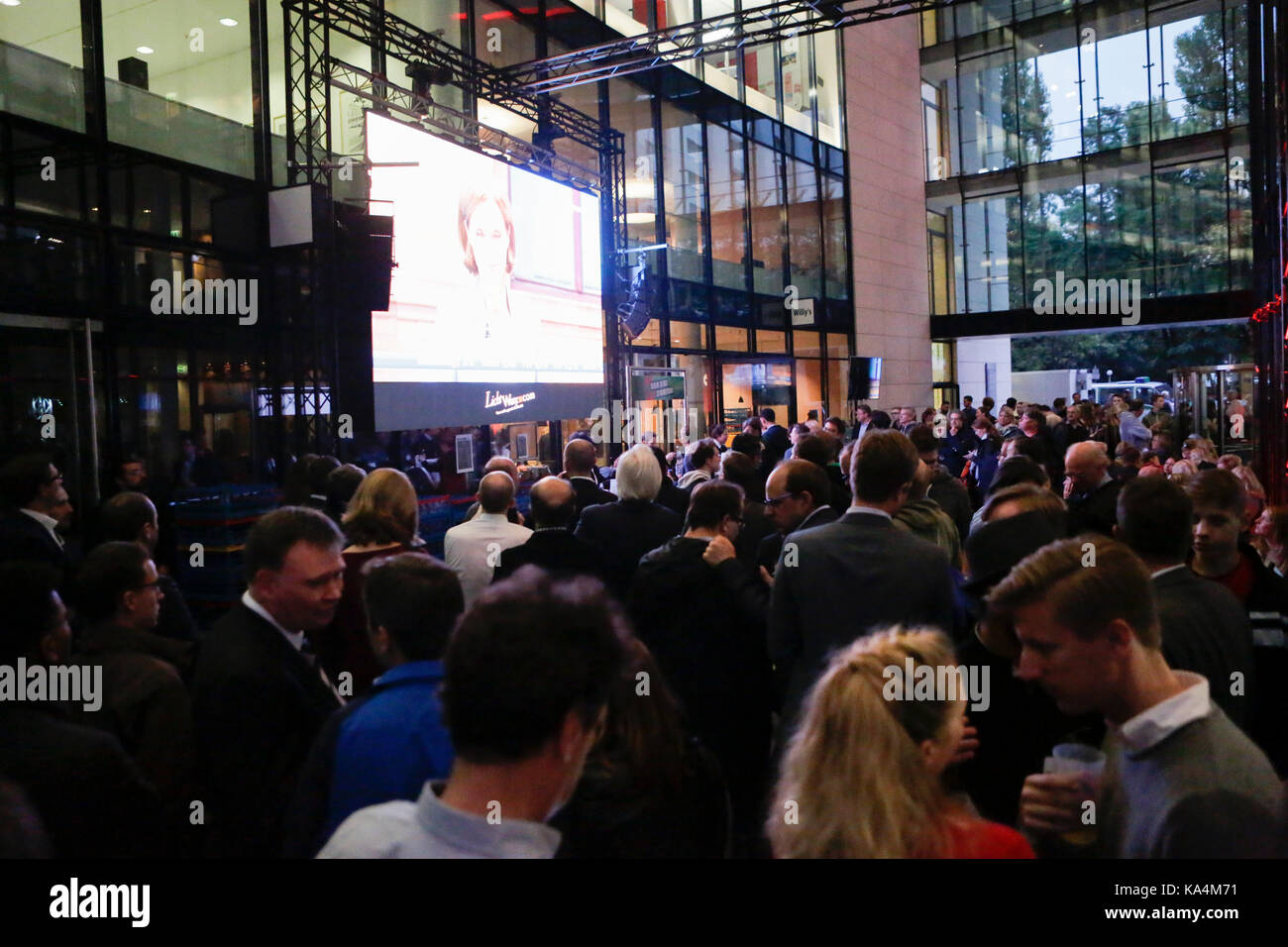 Berlin, Allemagne. 24 sep, 2017. Membres de spd regarder le soir de l'élection sur les écrans de télévision au Willy Brandt--haus. le candidat pour le chancelier allemand et le président du SPD (parti social-démocrate d'Allemagne) a abordé les membres du parti et la presse dans la partie centrale, le Willy Brandt--haus de Berlin. Il était accompagné par d'éminents politiciens spd. crédit : michael debets/pacific press/Alamy live news Banque D'Images