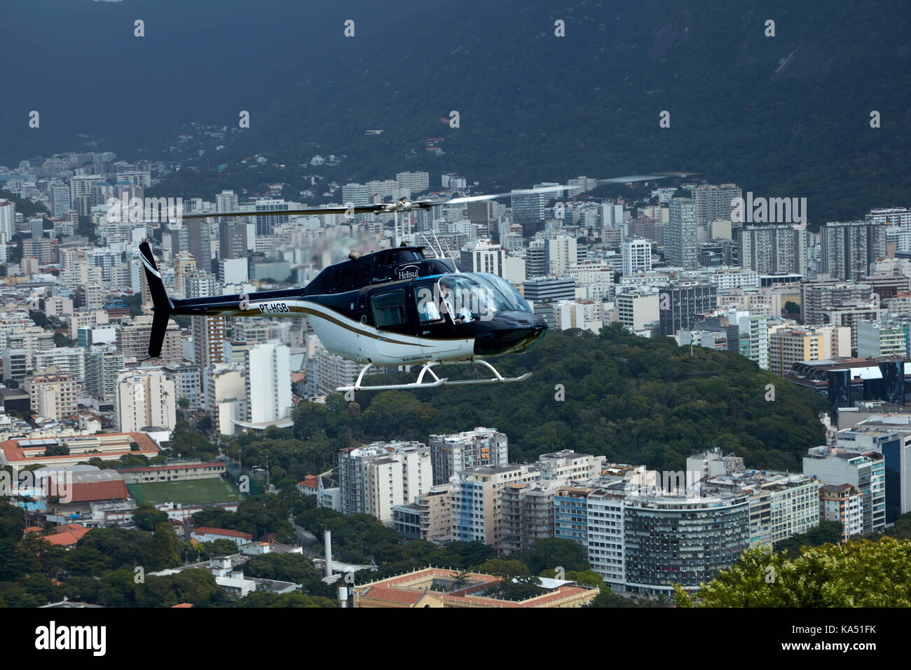 Atterrissage en hélicoptère sur le mont Sugarloaf, avec Botafogo en arrière-plan, Rio de Janeiro, Brésil, Amérique du Sud Banque D'Images