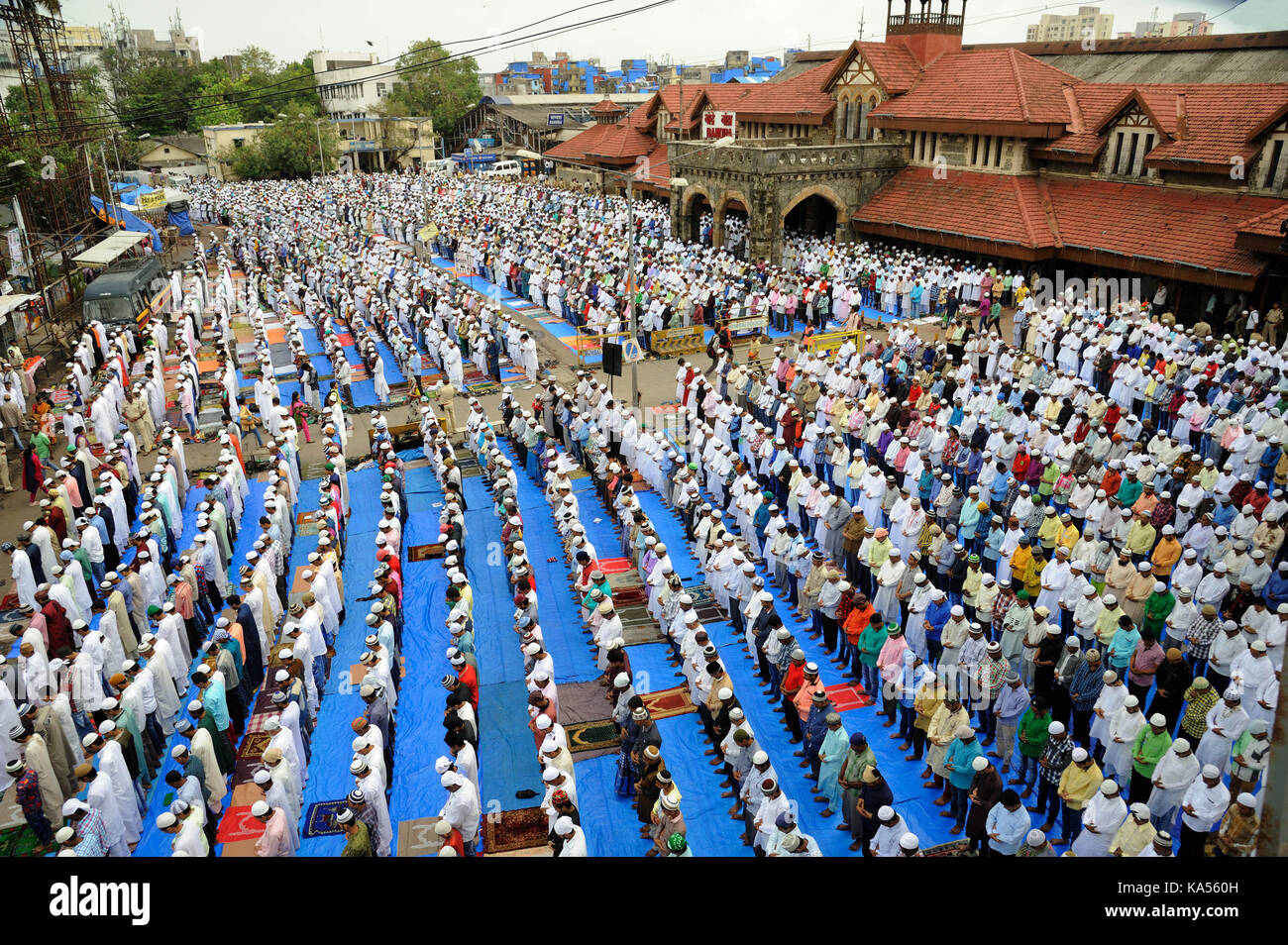 People celebrating Eid ul Fitr festival, Bandra, Mumbai, Maharashtra, Inde, Asie Banque D'Images